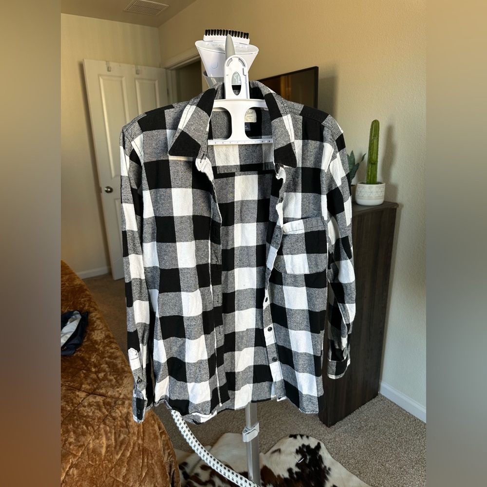 Universal Threads black and white flannel shirt size medium
